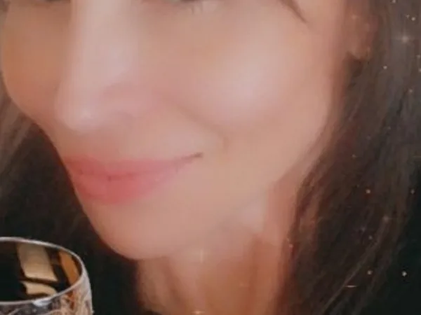 Tanit, 44yo cam performer